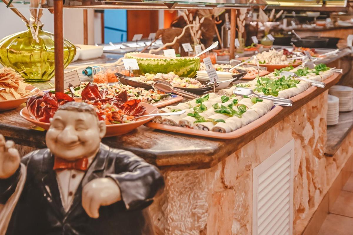 Comida en o cerca de este hotel