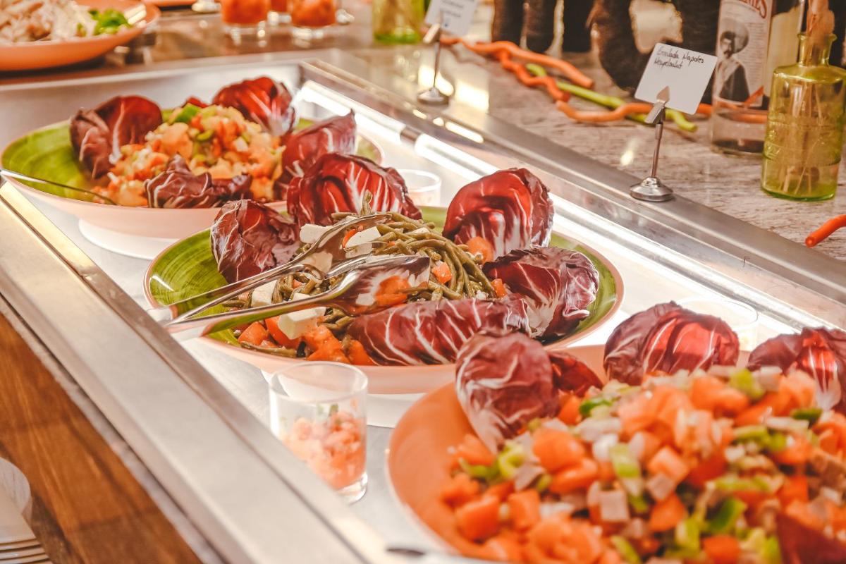 Comida en o cerca de este hotel