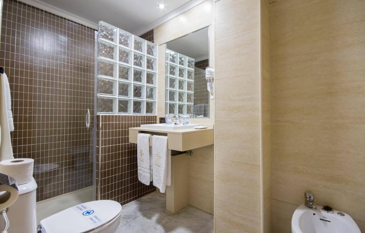 Un baño de Hotel El Tajo & SPA