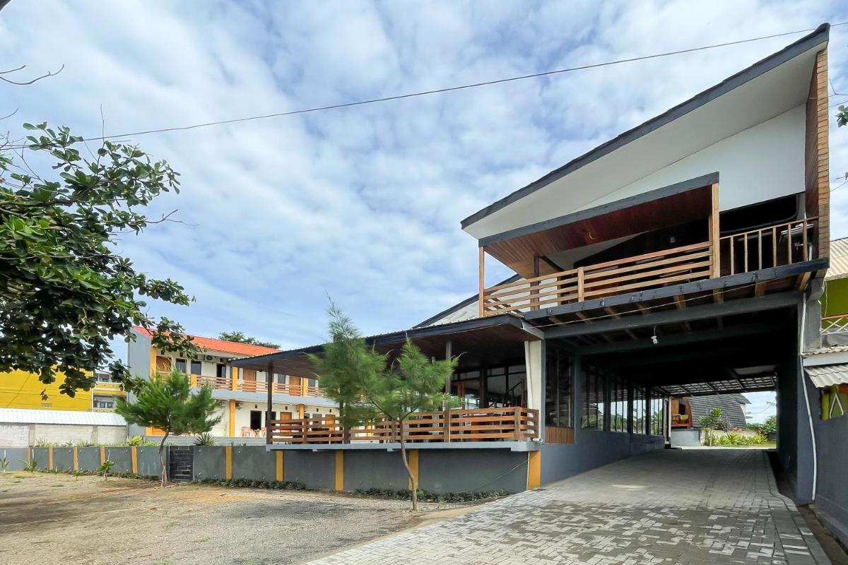 RedDoorz Plus at Erbysa 4 Pantai Sayang Heulang Pamengpeuk Garut - Housity