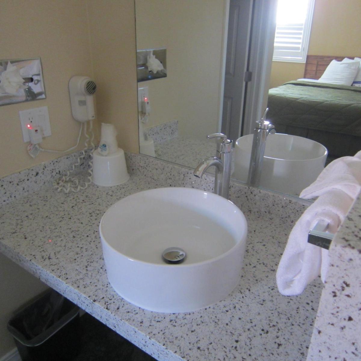 Pacific Best Inn - Housity