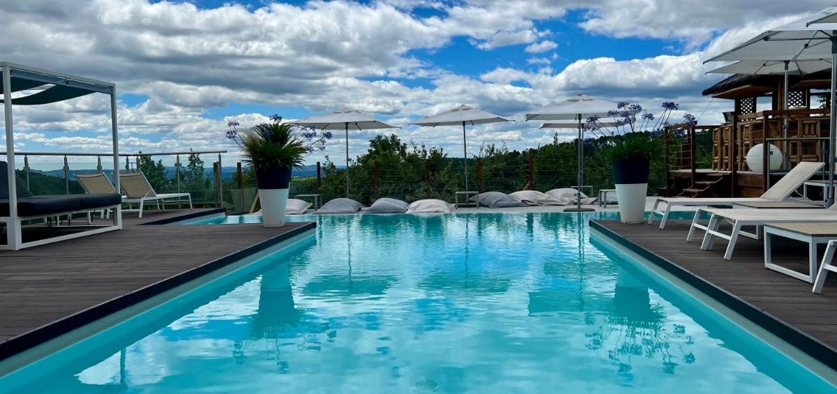 Piscine de l'établissement Domaine de Chalvêches Hôtel SPA 4* ou située à proximité