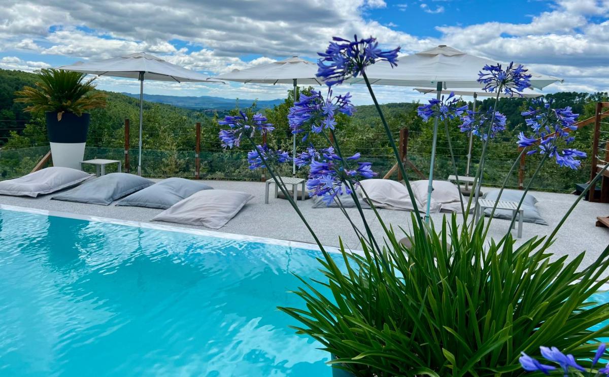 Piscine de l'établissement Domaine de Chalvêches Hôtel SPA 4* ou située à proximité