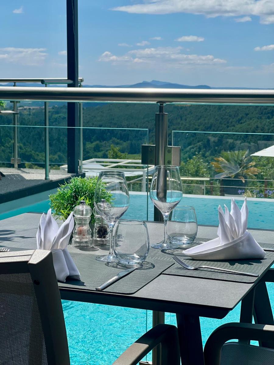 Piscine de l'établissement Domaine de Chalvêches Hôtel SPA 4* ou située à proximité