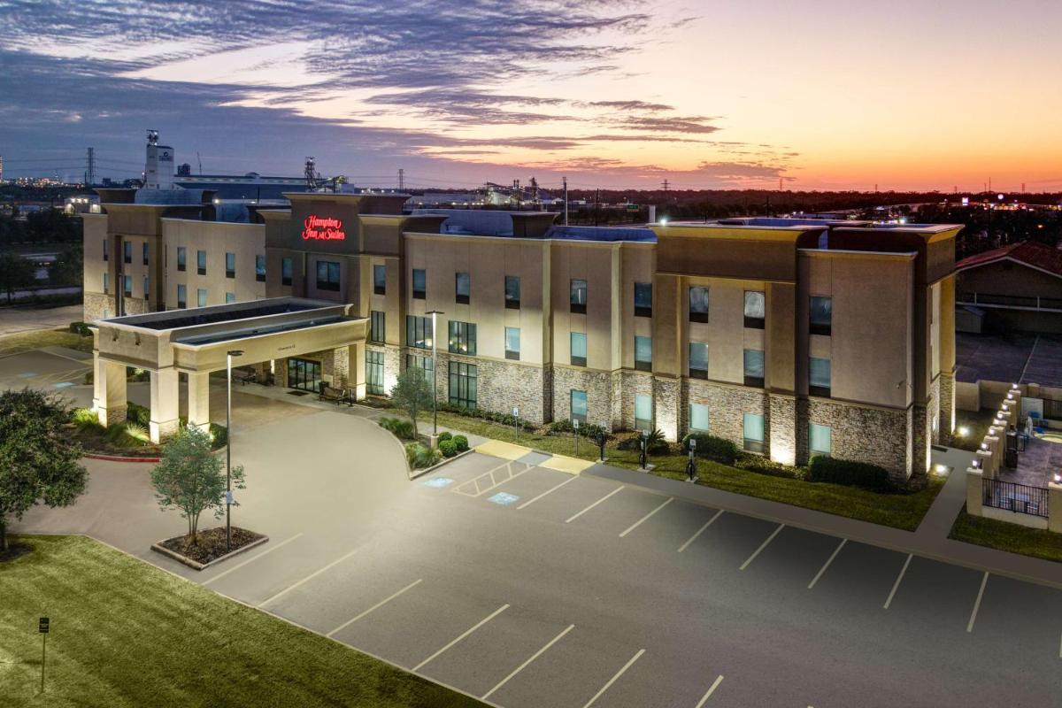 Hampton Inn and Suites Lake Jackson-Clute - Housity
