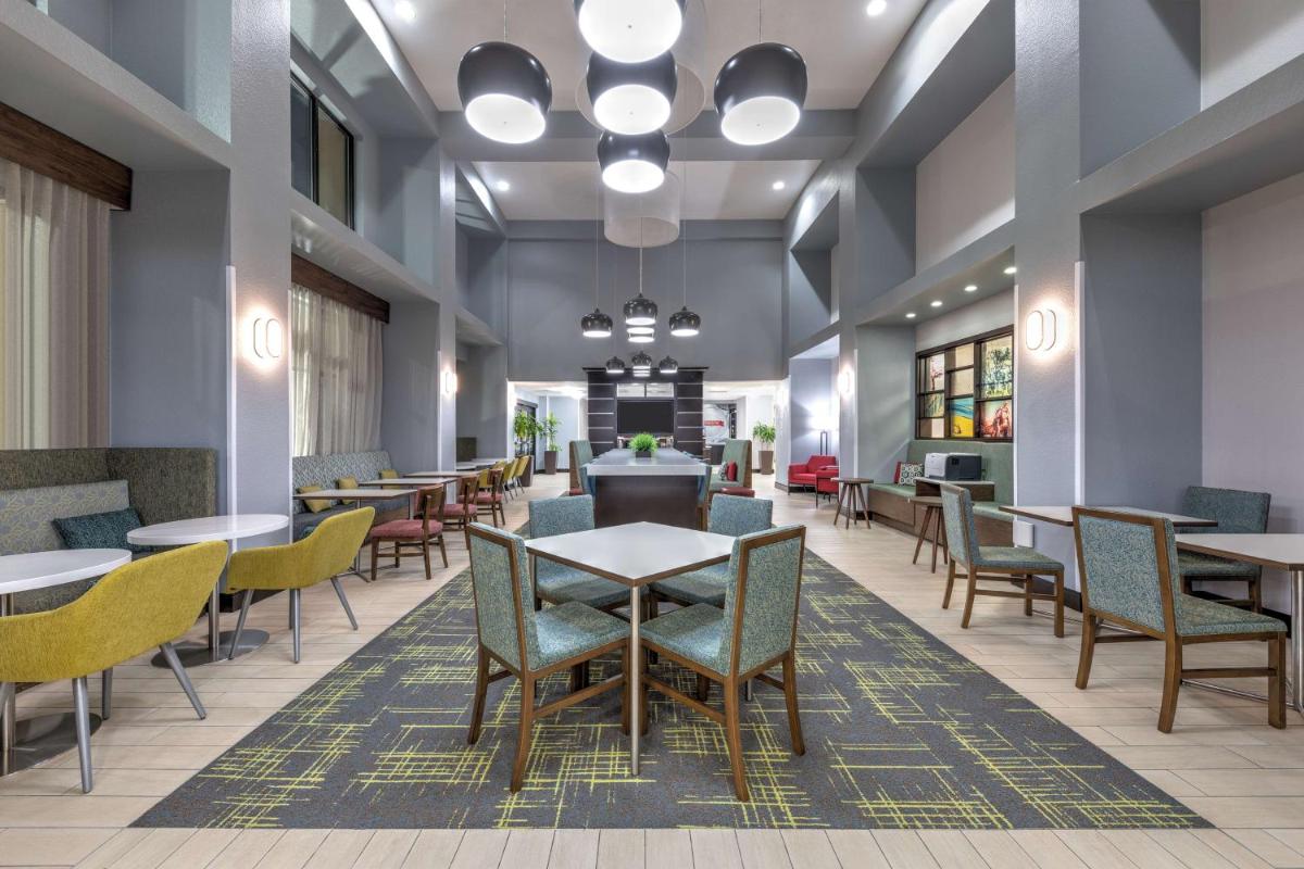 Hampton Inn and Suites Lake Jackson-Clute - Housity