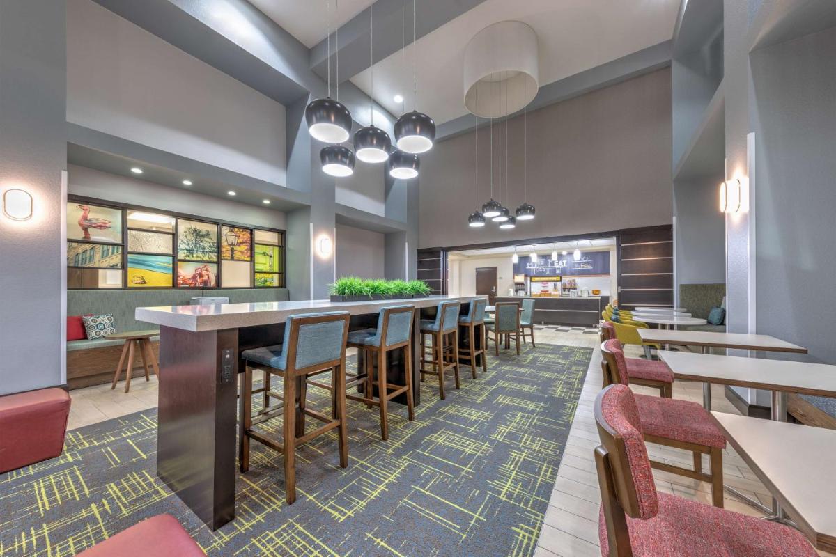 Hampton Inn and Suites Lake Jackson-Clute - Housity