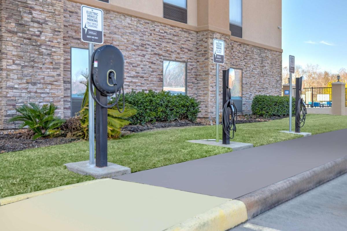 Hampton Inn and Suites Lake Jackson-Clute - Housity