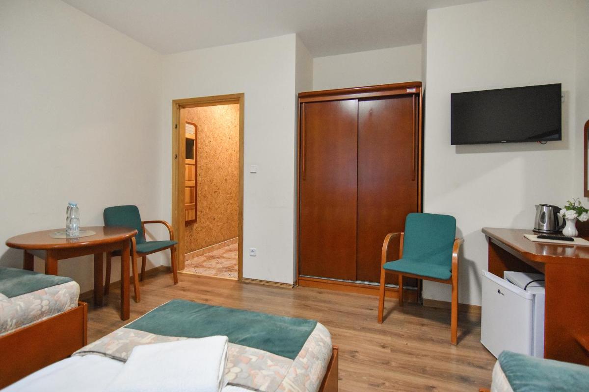 Leśny Ośrodek Szkoleniowy w Puszczykowie - Housity