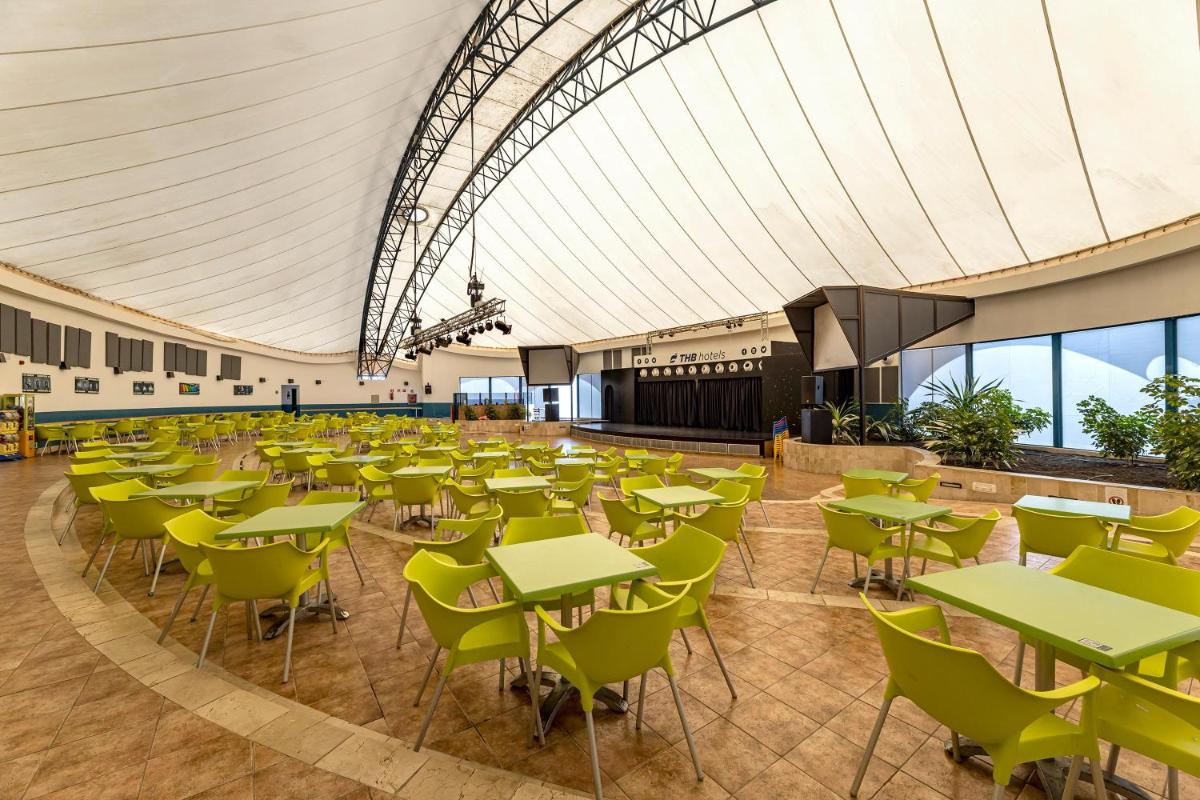 Un restaurante o sitio para comer en THB Tropical Island