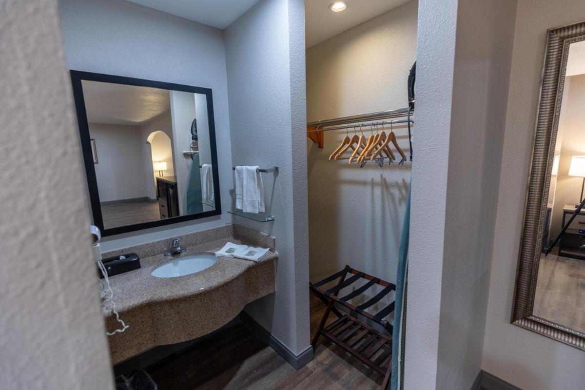 Red Roof Inn & Suites Irving - DFW Airport South - Housity