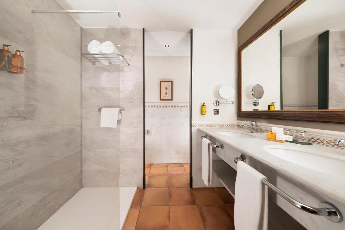 Un baño de Hotel TorreMirona Golf & Spa