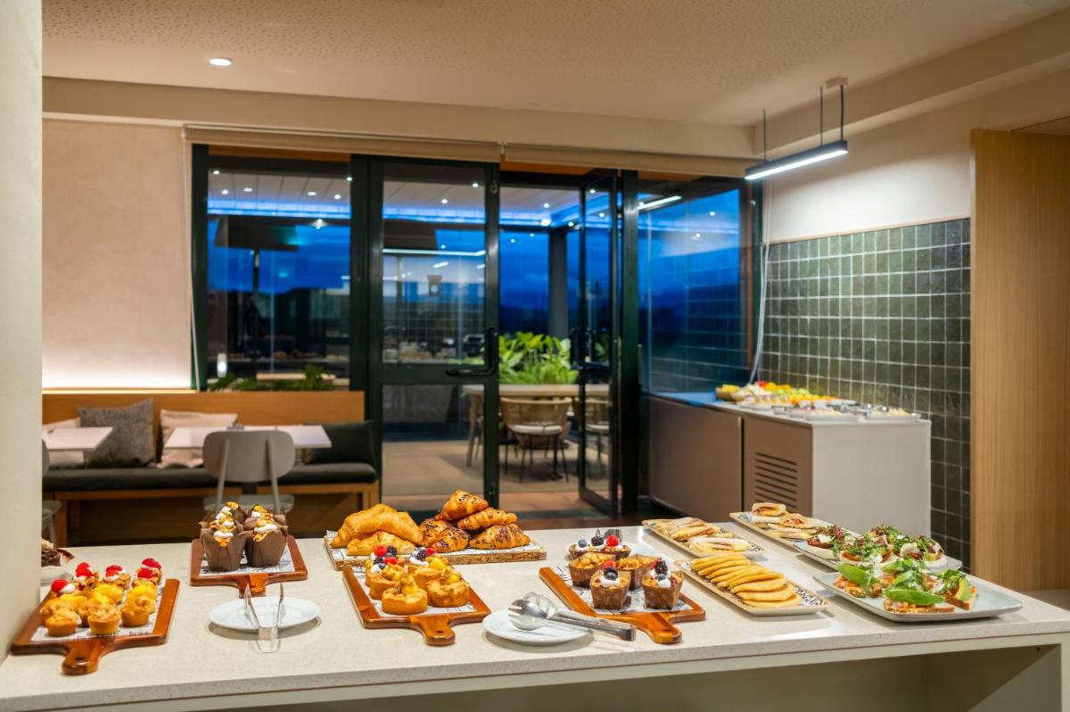 Comida en o cerca de este hotel