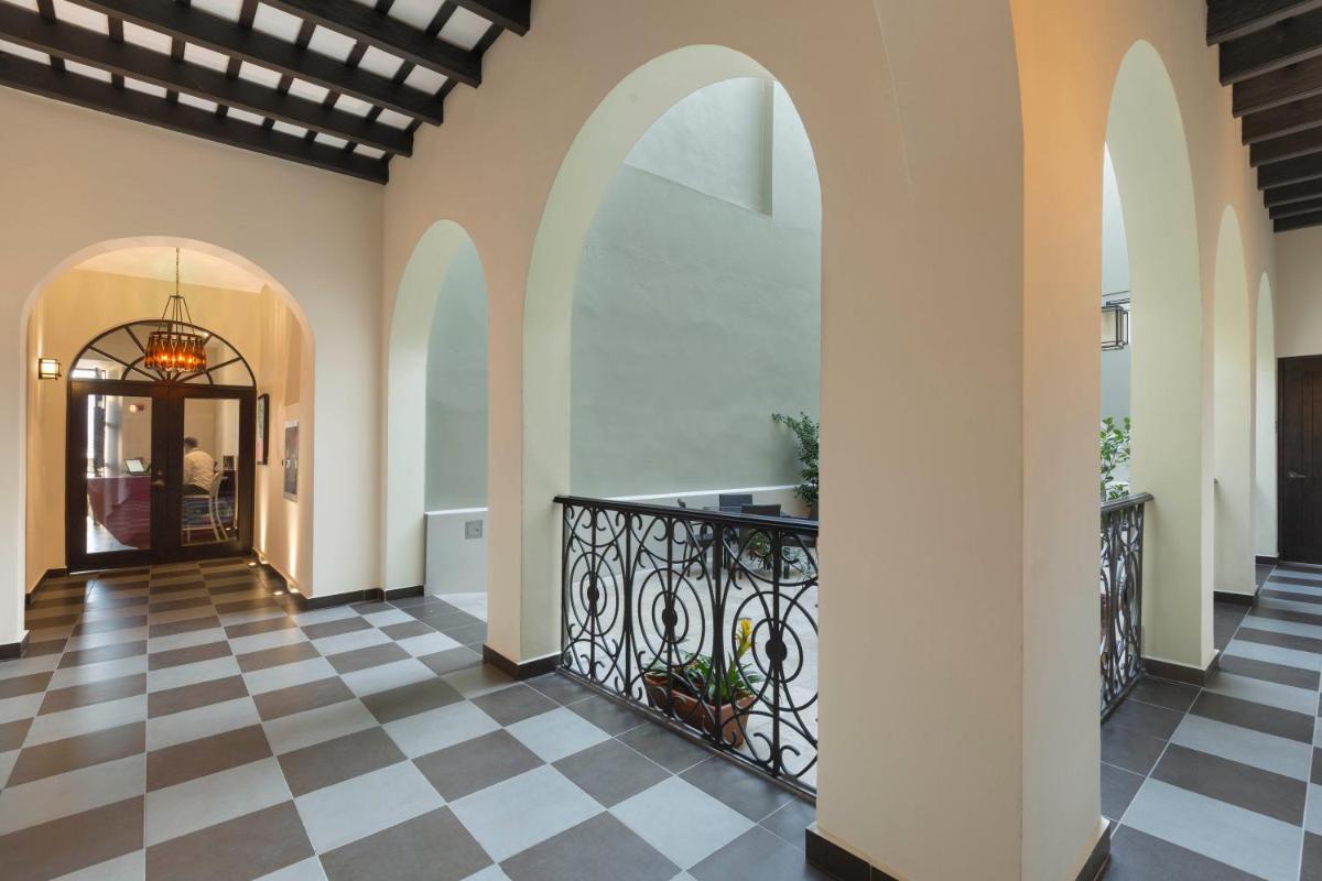 Decanter Hotel - Hizvo