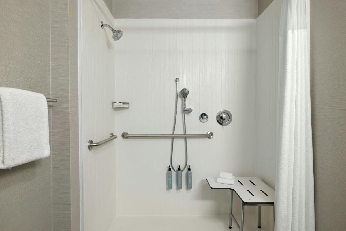 Courtyard by Marriott Kokomo - Housity
