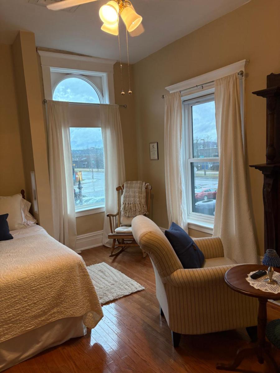Chessie Room - Housity