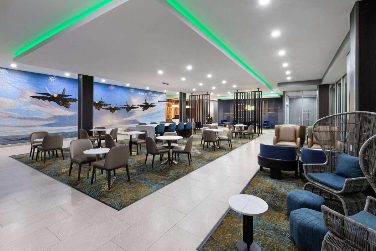 La Quinta Inn & Suites by Wyndham San Antonio at the RIM - Housity