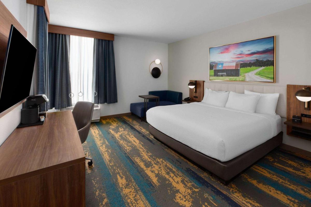 La Quinta Inn & Suites by Wyndham San Antonio at the RIM - Housity