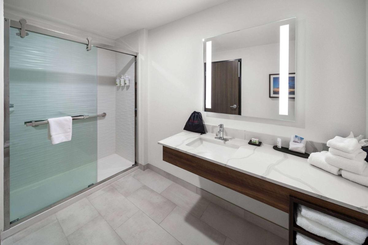 La Quinta Inn & Suites by Wyndham San Antonio at the RIM - Housity