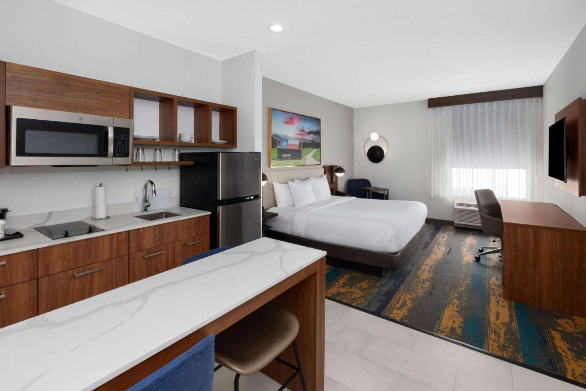La Quinta Inn & Suites by Wyndham San Antonio at the RIM - Housity