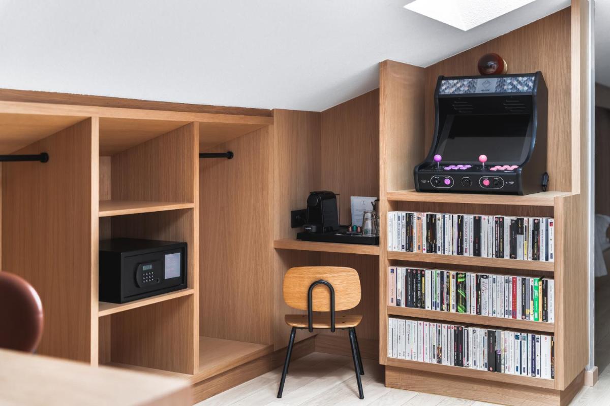 Bibliothèque dans l'hôtel