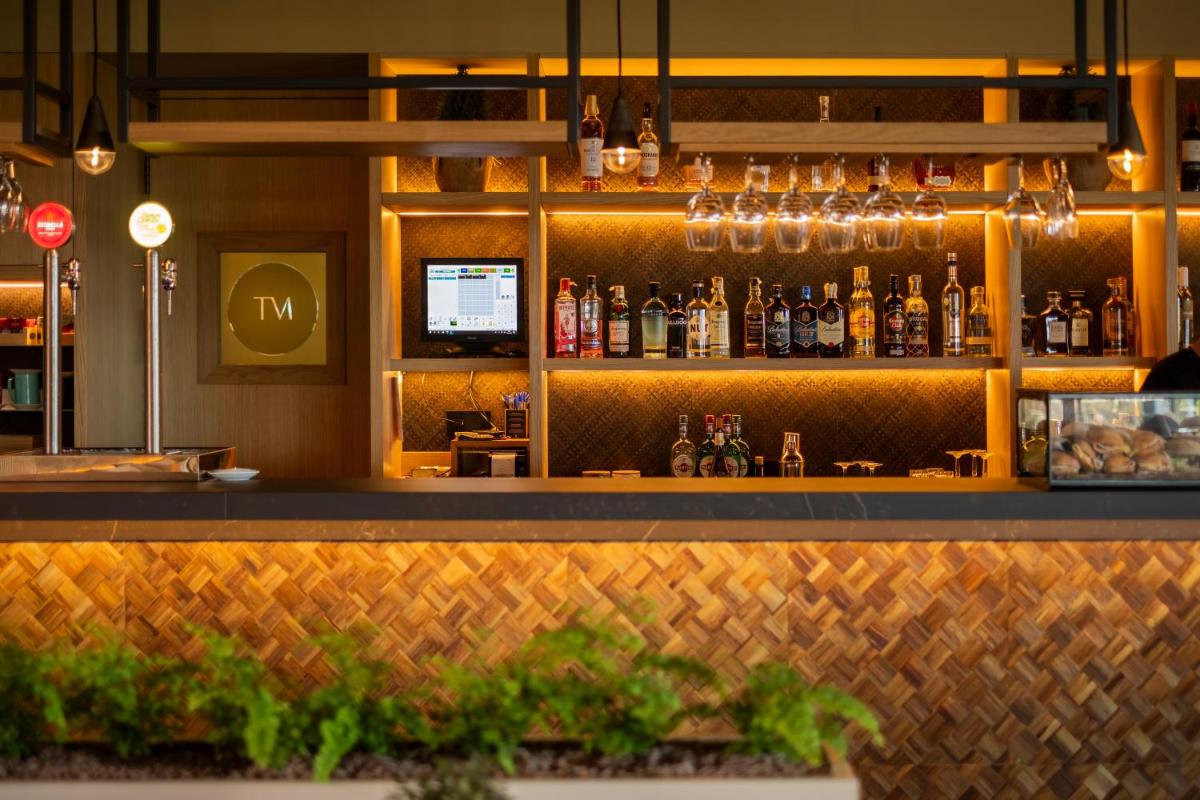 un bar con muchas botellas de alcohol en Hotel TorreMirona Golf & Spa, en Navata