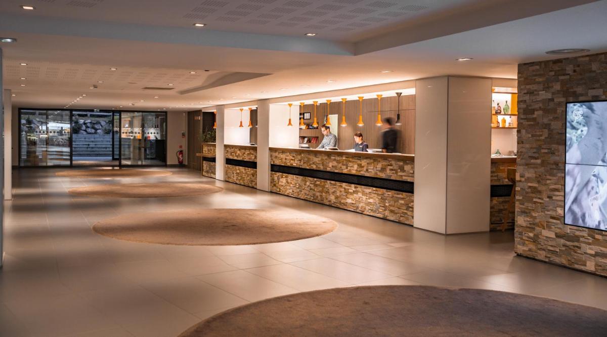 Télévision ou salle de divertissement dans l'établissement Heliopic Hotel & Spa