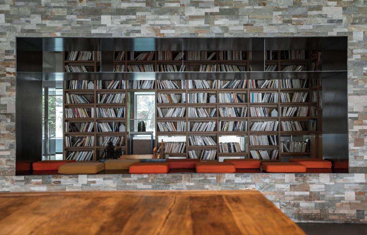Bibliothèque dans l'hôtel