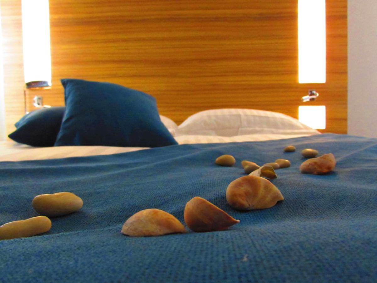 un groupe d'animaux farcis qui reposent sur un lit dans l'établissement Brit Hotel & Spa Saint Brieuc Plérin, à Plérin