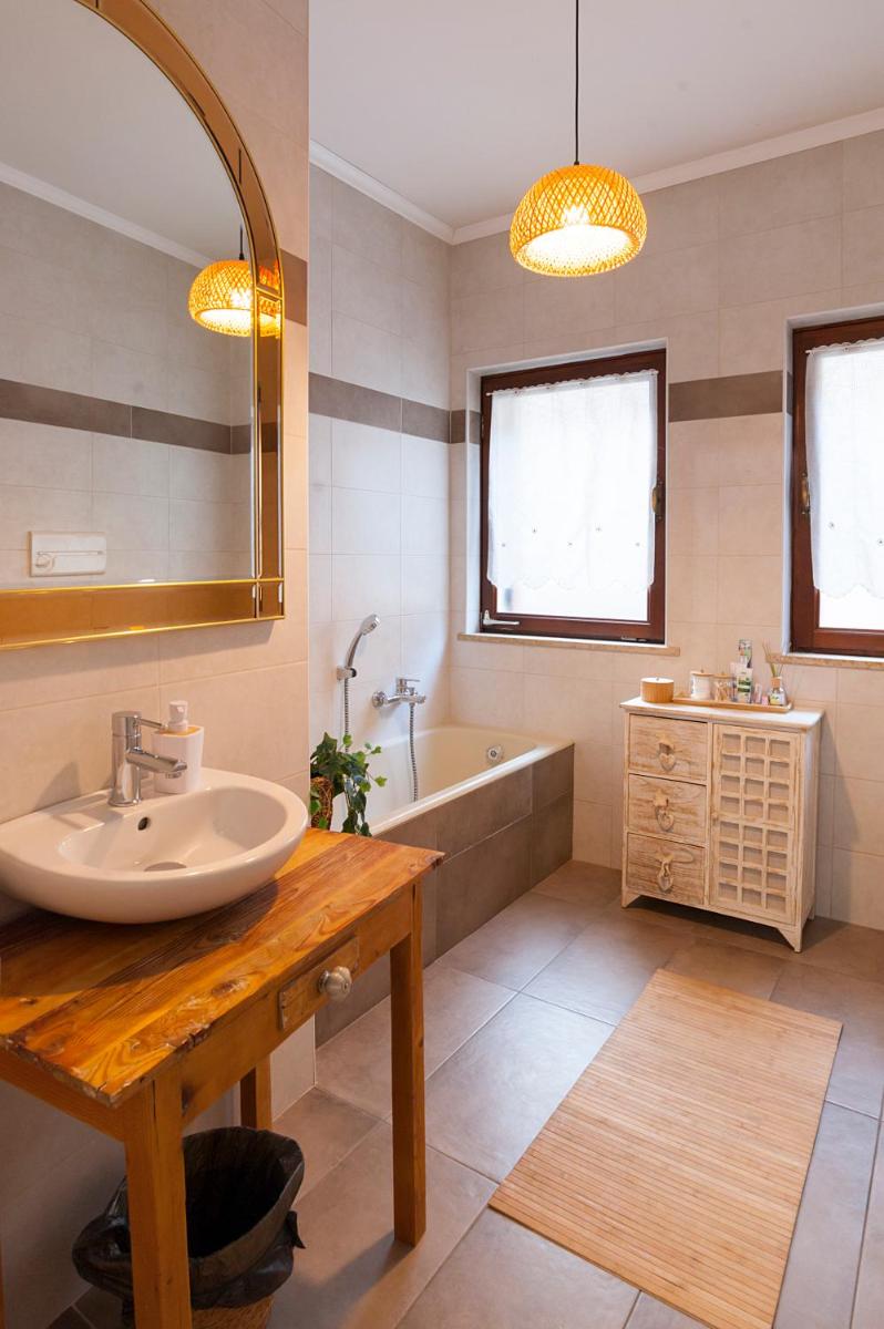 Via Mezzaterra 10 - Housity