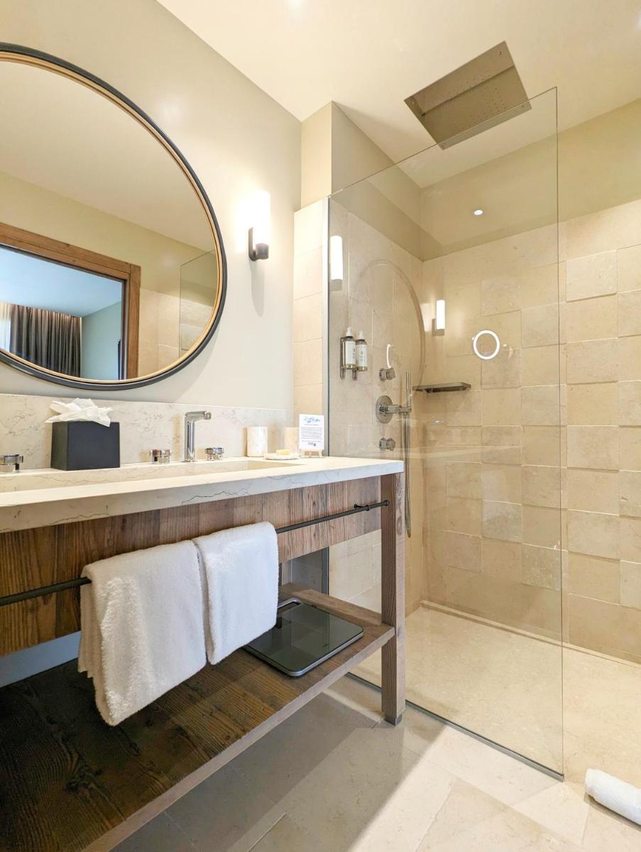 Salle de bains dans l'établissement Les Regalia Hôtel & Spa