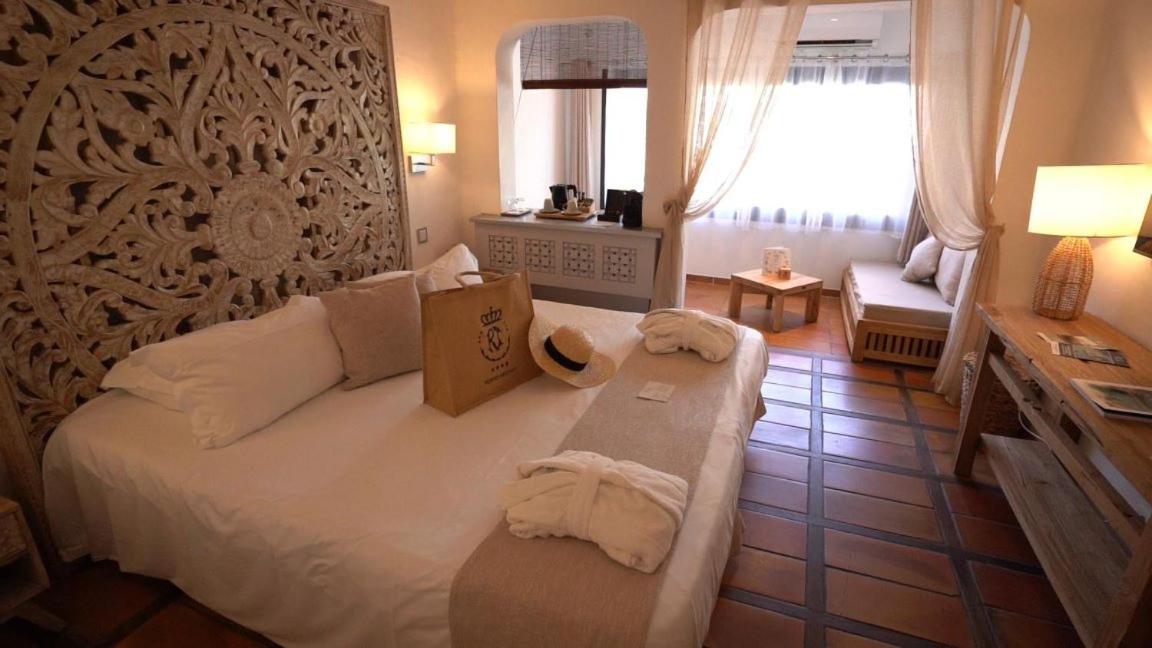 Un ou plusieurs lits dans un hébergement de l'établissement Hôtel Le Roi Théodore & Spa