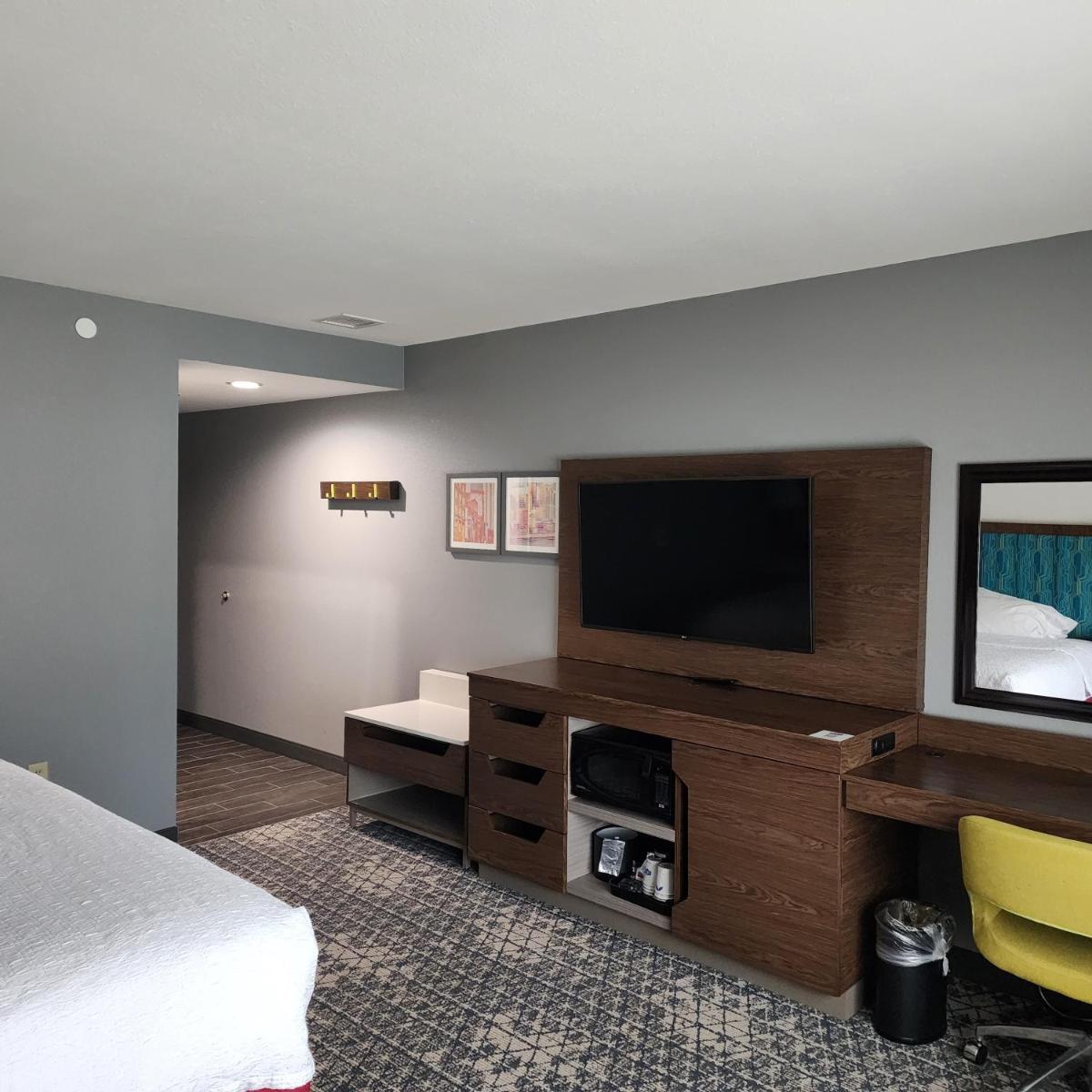 Hampton Inn & Suites Pittsburgh New Stanton PA - Housity