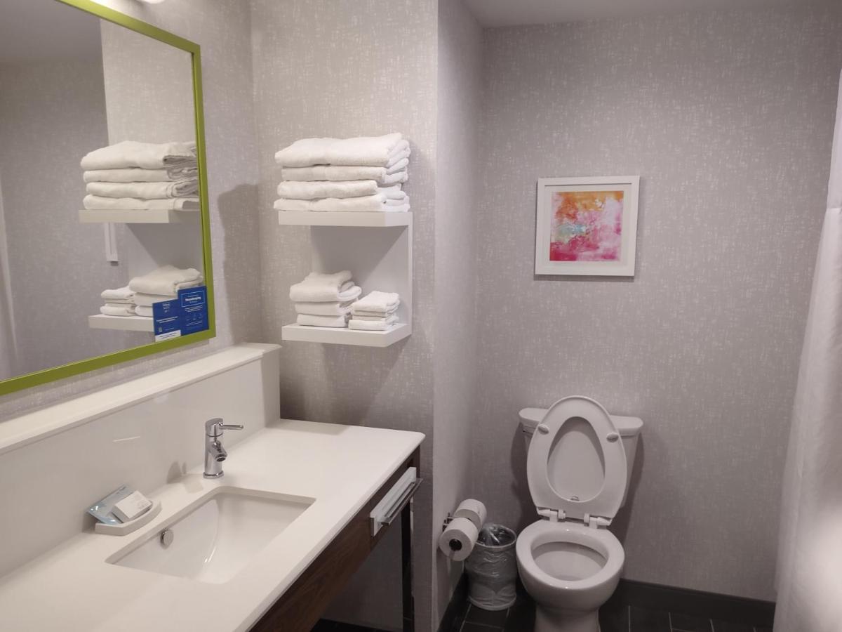 Hampton Inn & Suites Pittsburgh New Stanton PA - Housity