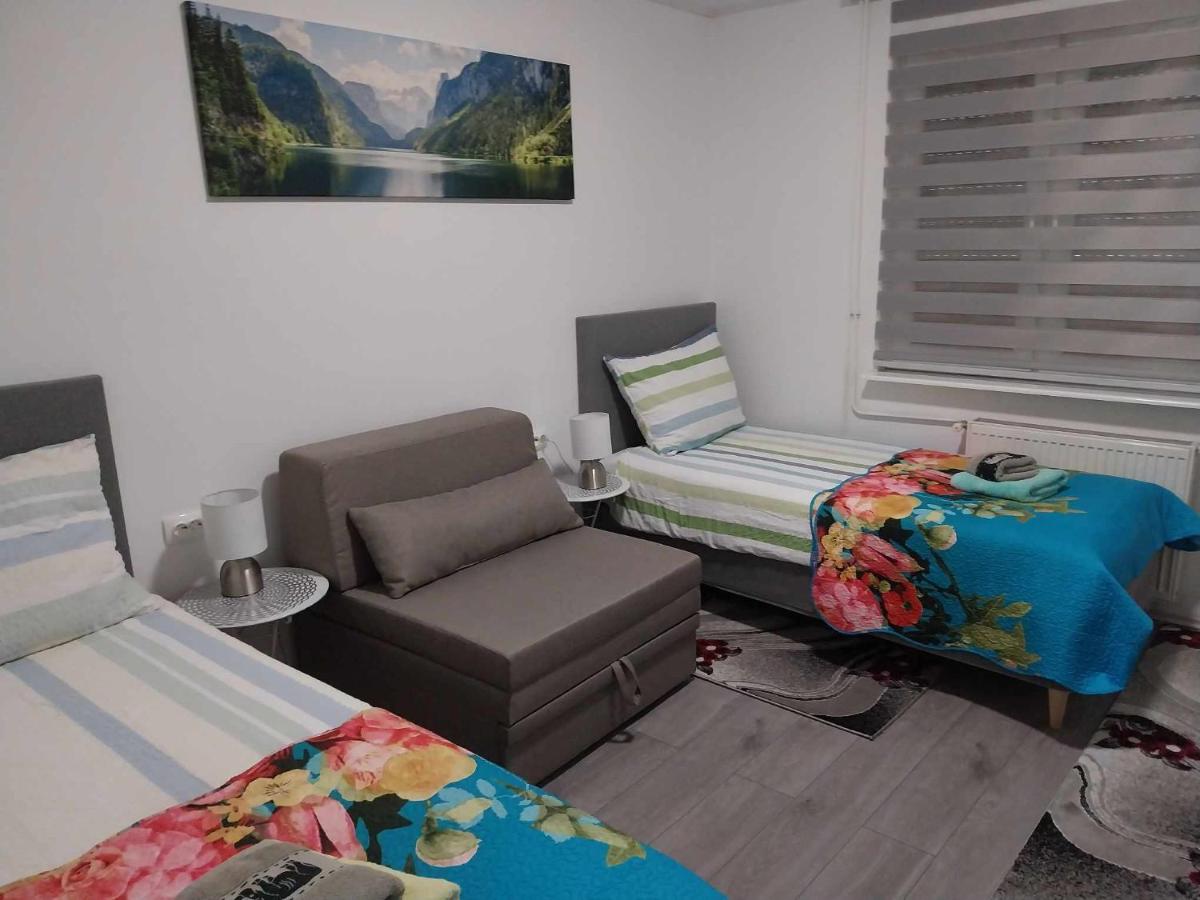 AUTOMOTODROM GROBNIK - Apartments and Rooms Skejić - Housity