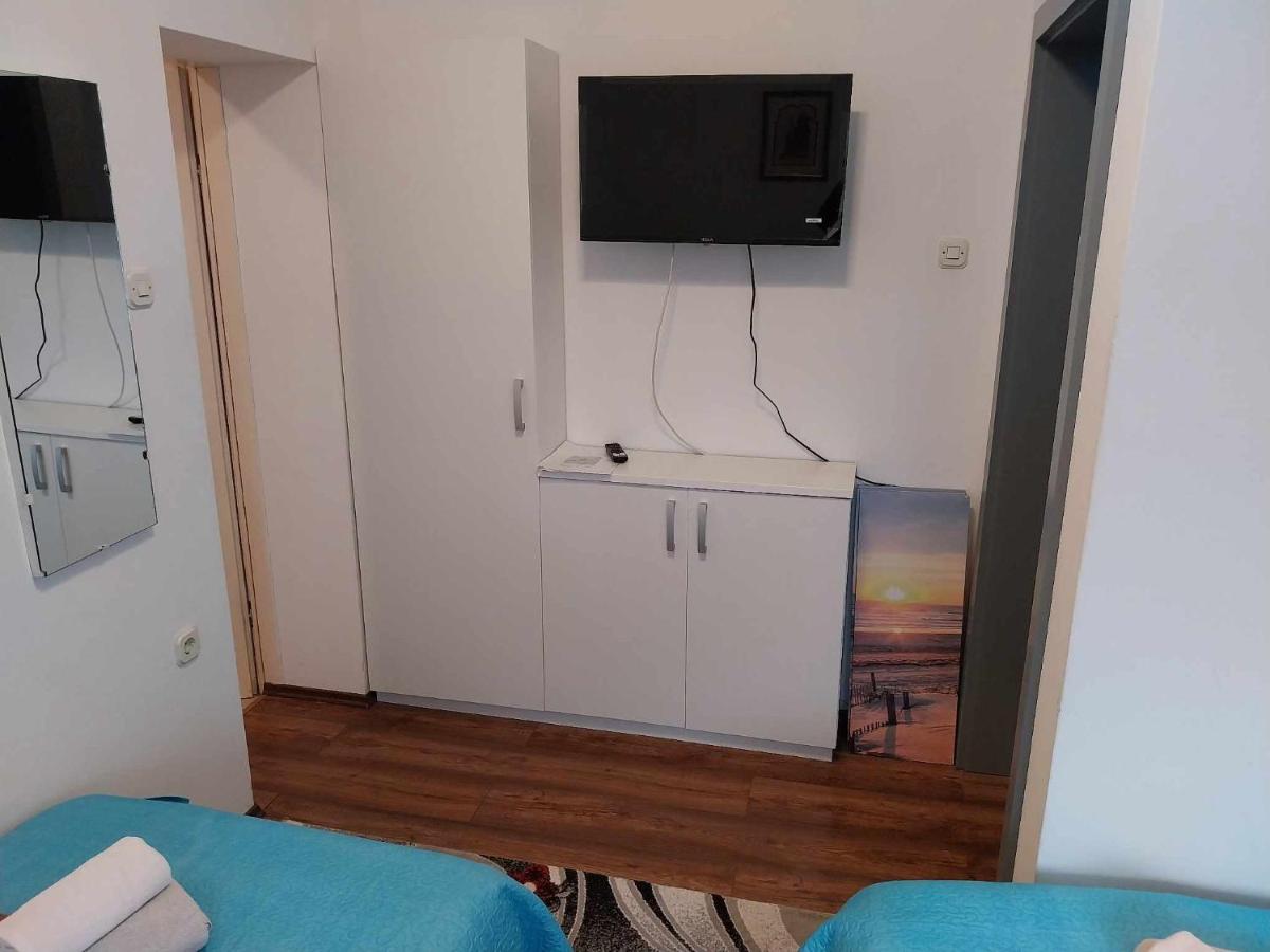 AUTOMOTODROM GROBNIK - Apartments and Rooms Skejić - Housity