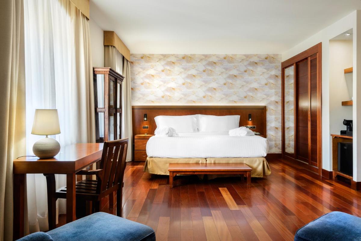 Cama o camas de una habitación en Hotel & Spa Monasterio de Boltaña