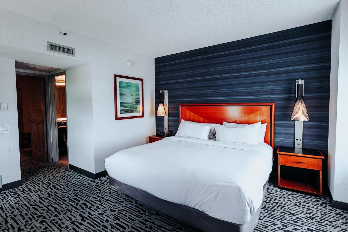 DoubleTree Suites by Hilton Hotel & Conference Center Chicago-Downers Grove - Housity