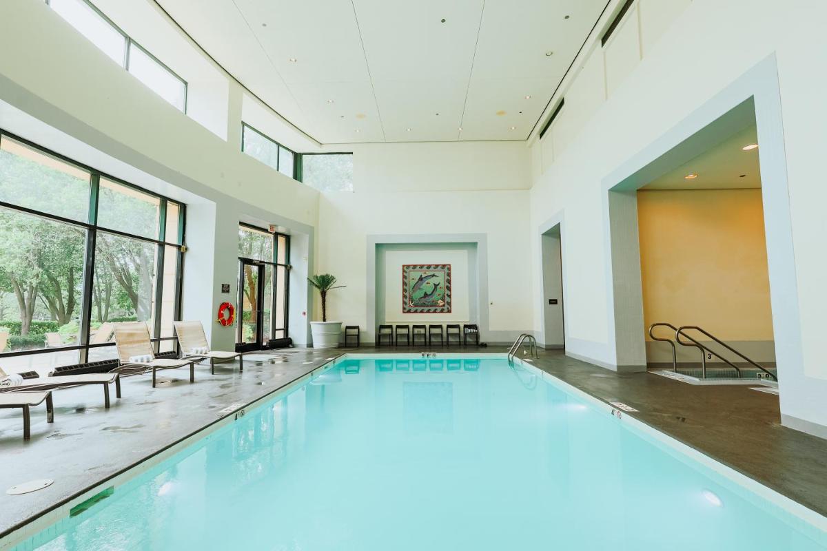 DoubleTree Suites by Hilton Hotel & Conference Center Chicago-Downers Grove - Housity