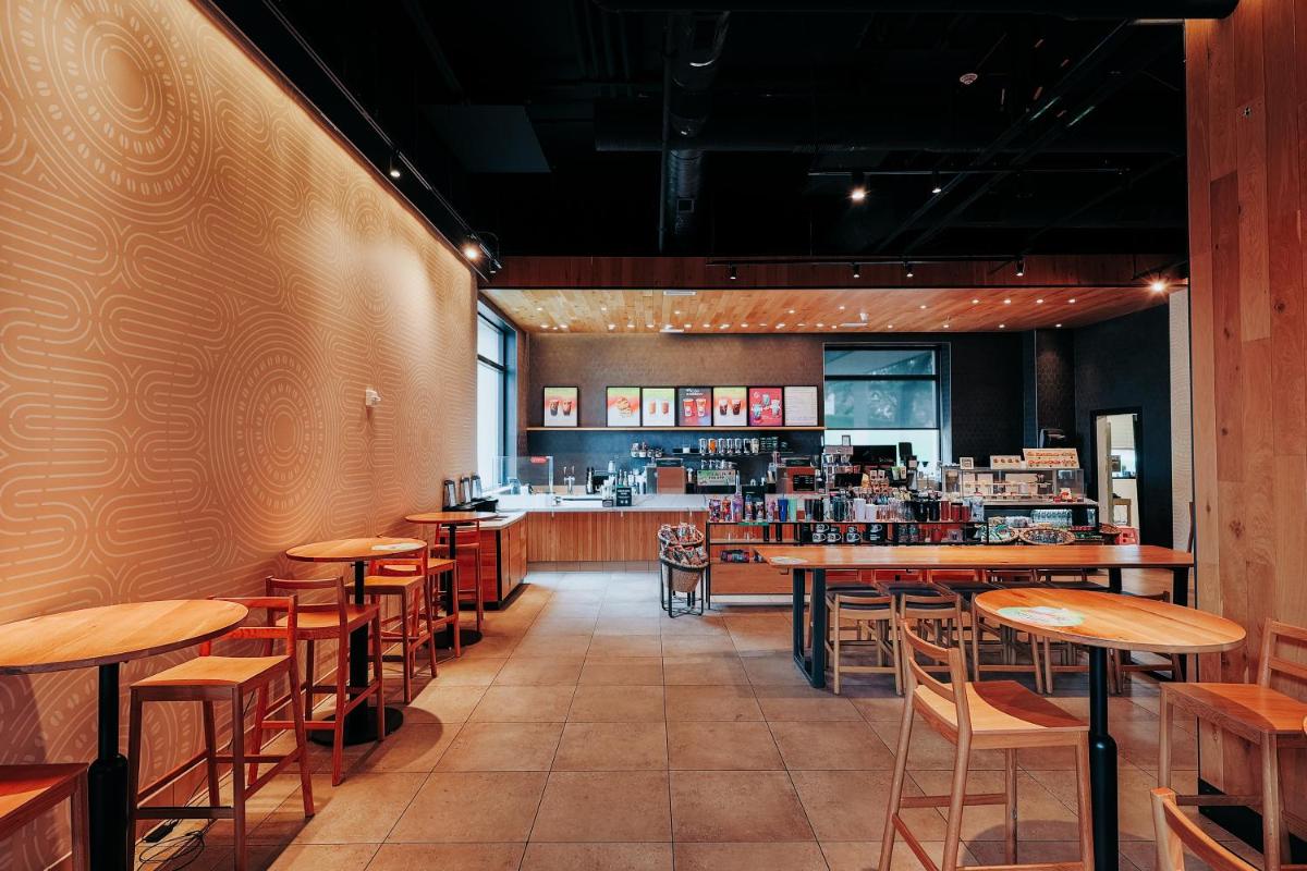 DoubleTree Suites by Hilton Hotel & Conference Center Chicago-Downers Grove - Housity