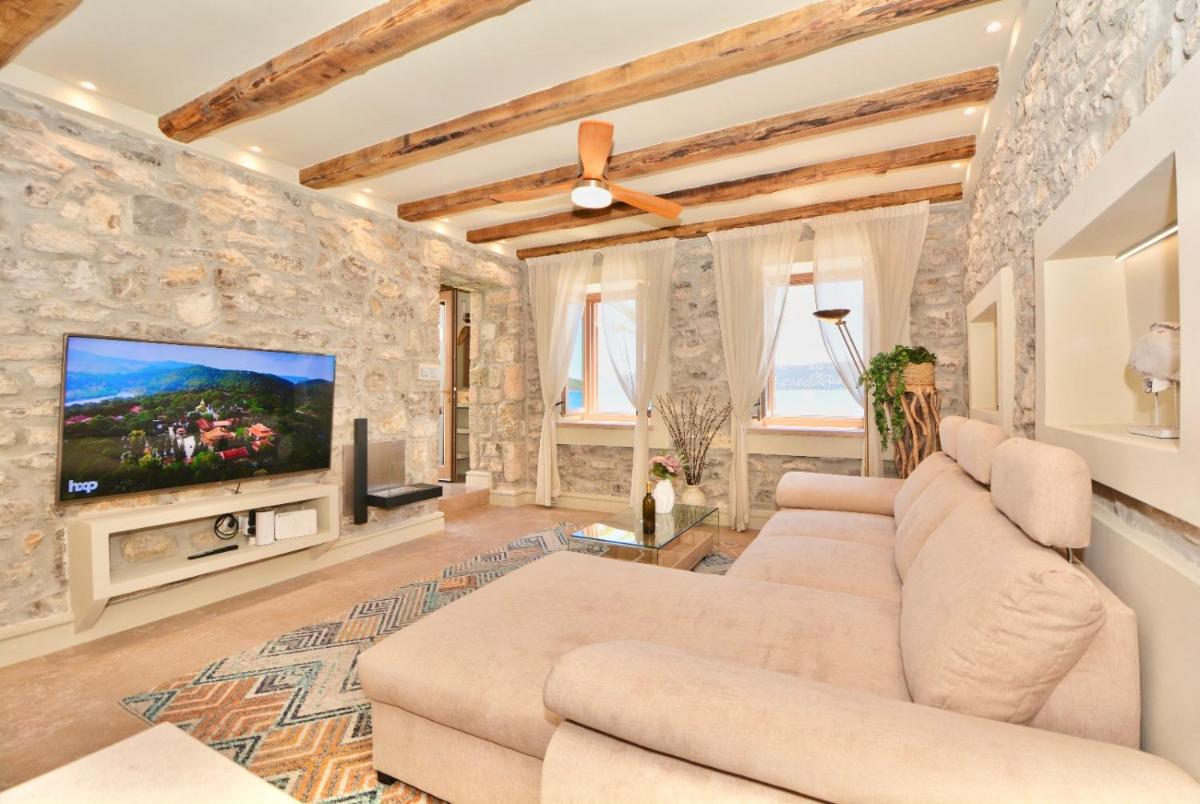 Villasonboard Rock Villa 3 Bed, 3 Bath, Jacuzzi, Seaside Ermioni - Housity