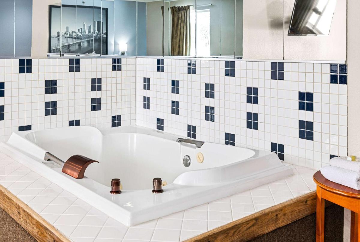 Super 8 by Wyndham Pittsburgh/Monroeville - Housity