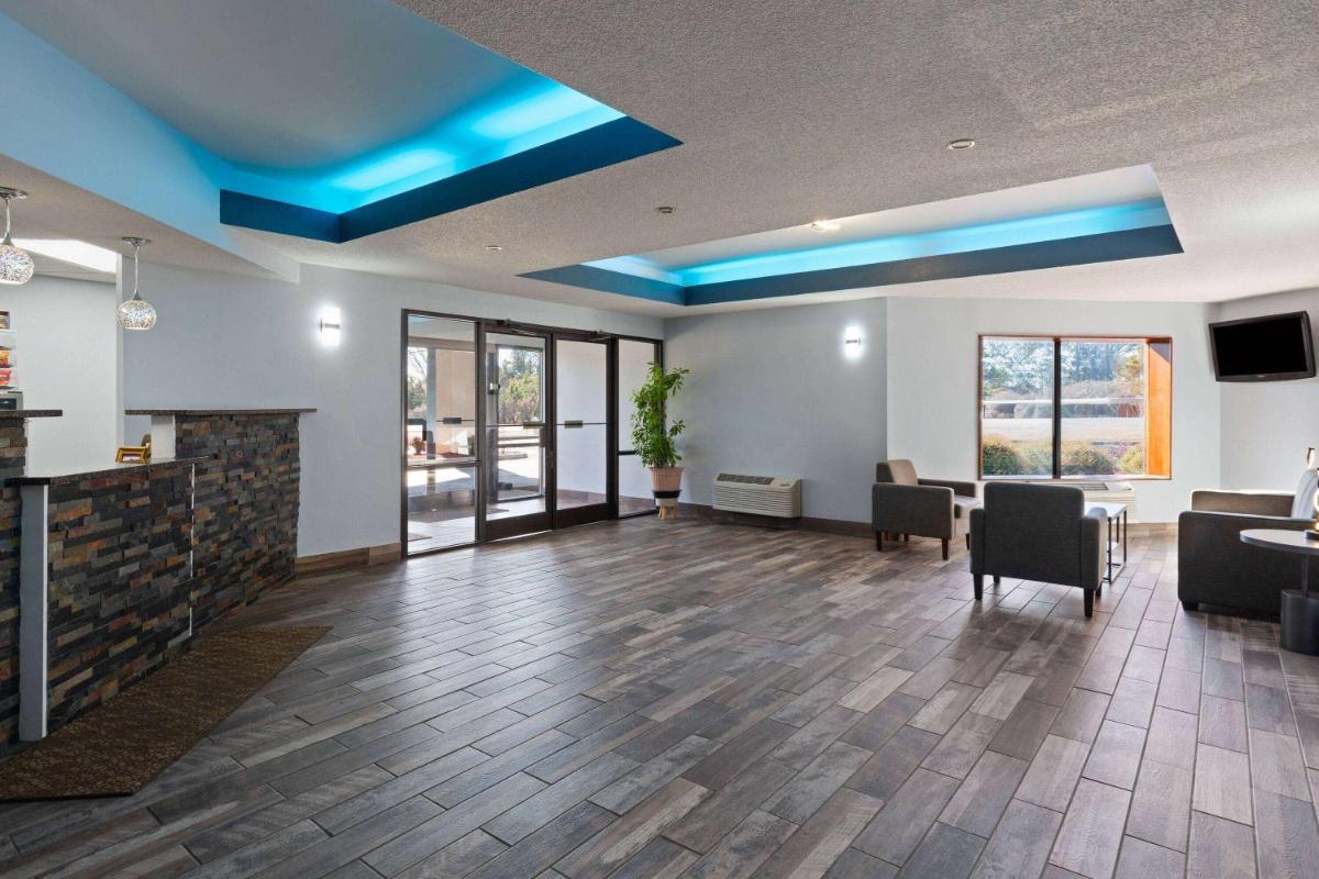 Baymont by Wyndham Creedmoor - Housity