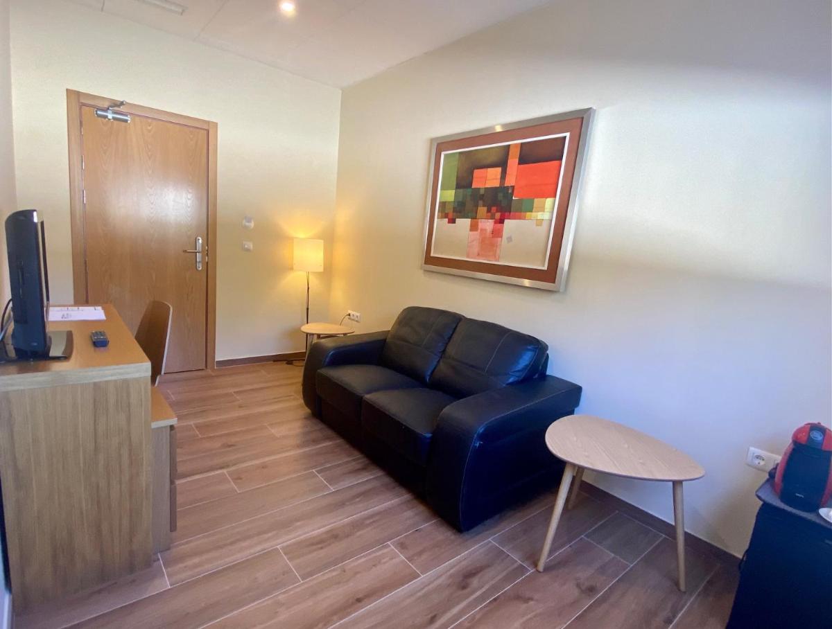 Una televisión o centro de entretenimiento en Hotel Balneario de Lanjarón