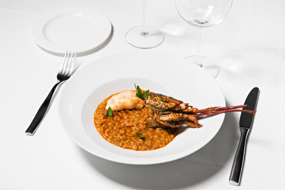 Comida en o cerca de este hotel
