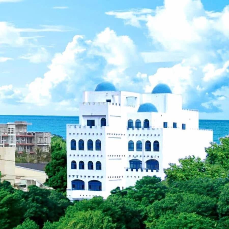 Moon Bay Coastal Hotel - Housity