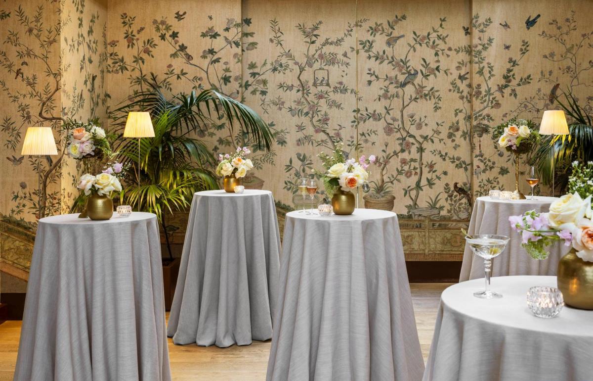 un grupo de tres mesas con flores. en URSO Hotel & Spa, a Small Luxury Hotel of the World, en Madrid