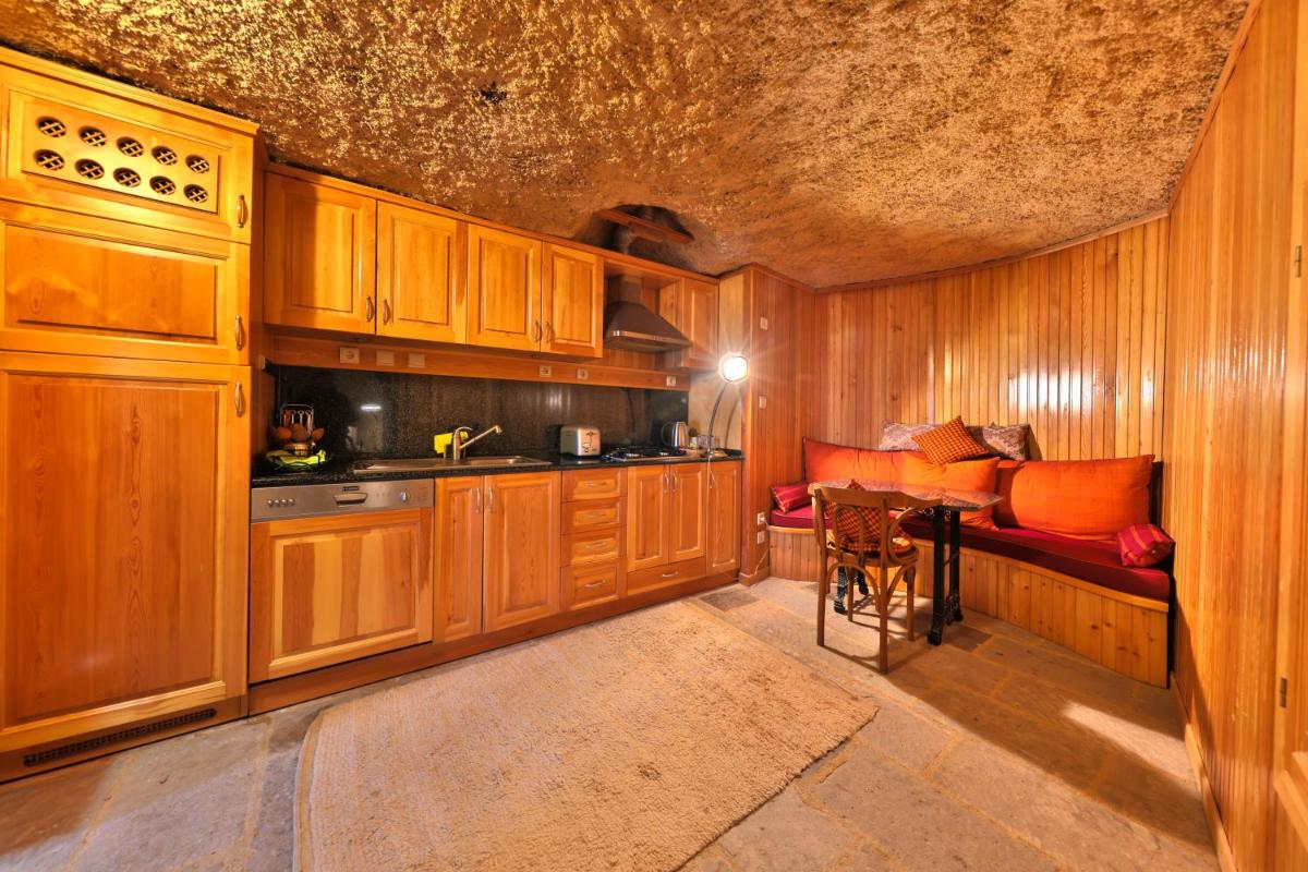Potamia Cave Suites - Housity