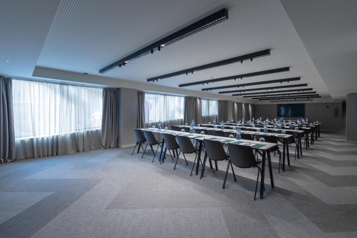 um quarto grande com mesas e cadeiras longas em Altis Porto Hotel no Porto mais 36 fotografias