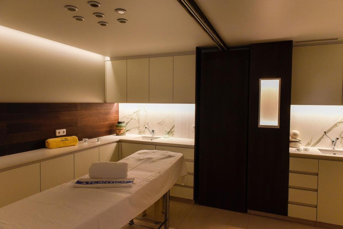Una cocina o zona de cocina en Hotel Spa Atlántico San Vicente do Mar